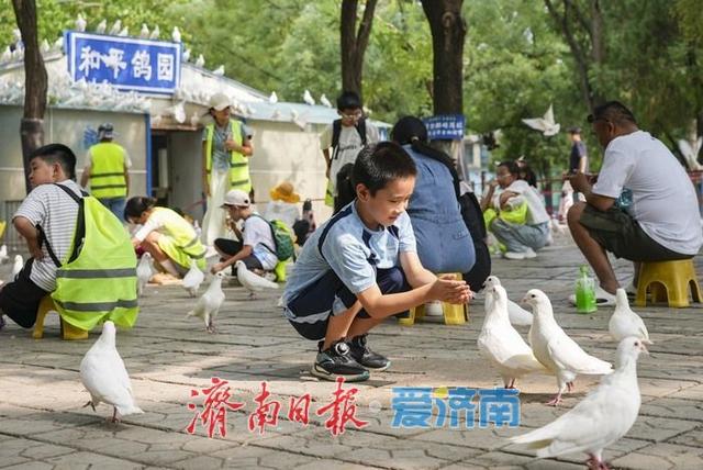 济南动物园暑期人气旺，亲子游成主流