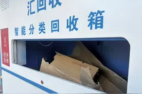 春节积攒礼盒纸箱，一斤能卖5毛钱，废品回收迎来小高峰图片