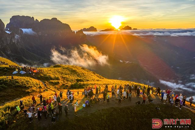 随手拍｜金秀平栏顶上观云海日出