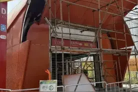 被吐槽像棺材的广州地铁口连夜拆除图片