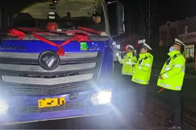 真敢！2辆“百吨王”超载大货车被滕州警方查获图片