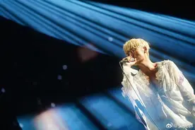 当《为你写诗》唱响在成都夜晚 吴克群演唱会成大合唱图片