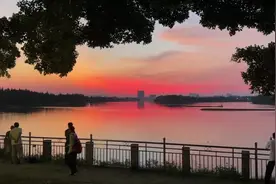 佛山东平河现绝美晚霞，市民纷纷驻足捕捉这一刻图片