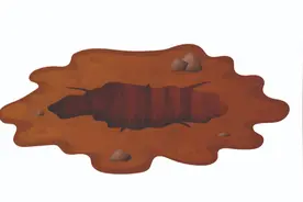 内蒙古一地塌陷形成巨大“天坑”，坑底不断往外喷土，当地政府人员：具体原因正调查图片