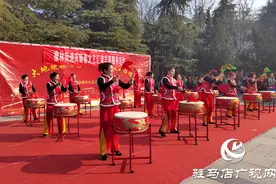 载歌载舞迎新春 挥毫泼墨送祝福图片