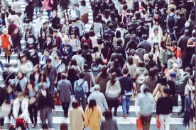 比亚迪今年新招3万应届生，新能源车企狂飙式招聘打破“35岁焦虑”图片