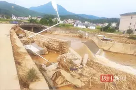 梅州暴雨致水库满溢数百亩田地被淹，鱼儿逃进地里，有村民捞起数百斤大鱼图片