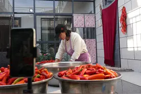 灵宝市五亩乡：“辣妹”返乡创业 自制辣椒酱线上“走俏”图片