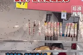 哭笑不得！一景区糖葫芦摊位被蜜蜂包围图片