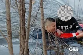 “我先下水试试！”“换我来，我水性好！”……青岛河边，这一幕赢得群众称赞图片