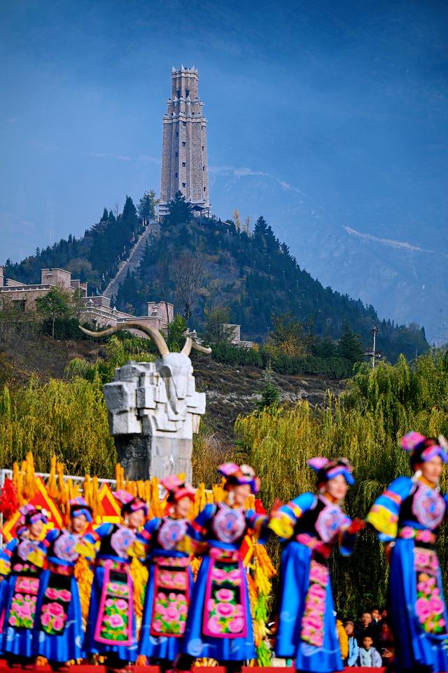 茂县羌族民众载歌载舞欢庆羌年