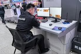 安检仪视角！行李箱里带了啥？图片