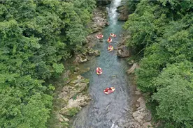 赏瀑漂流、采摘瓜果 贵州黔东南“消夏避暑游”喜迎八方客图片