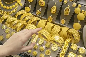 金价下跌影响黄金回收市场：有回收商称手里有1公斤两天亏2万，咨询数增多但交易量减少图片