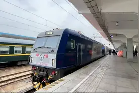 首趟“泰山黄河号”旅游列车从泰山站开出图片