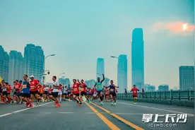 组图｜阔别三年，自由奔跑在长沙马拉松美丽的风景里图片