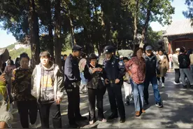 颐和园国庆假期日均客流量超10余万人次 民警平均每天接到四五起走失寻人警情图片