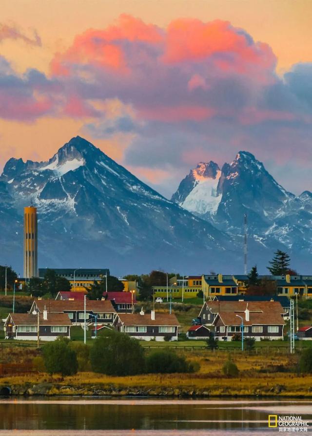 地球两端的“镜像之城”：一座最北一座最南，惊人相似