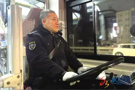 新年第一天1路公交车第一班车司机张建华：紧握方向盘 向新出发图片