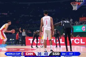 周琦罚球三不沾💨南苏丹教练傻眼😲&球迷爆笑🤭图片