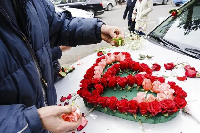 婚车遭拦截索要50条烟作为喜钱，双方僵持1小时，新人无奈打车离去！网友质疑：算不算“拦路抢劫”？律师解读→