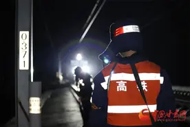 新春走基层|柳沟南站：戈壁滩上的午夜检修“天窗”图片