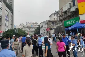 合肥六中（南区）考点外，家长有休息专区图片