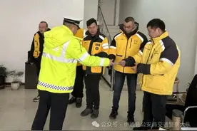 守护“派送”安全！伊通交警为外卖骑手“敲警钟” | 护航春运图片