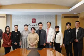 原空政文工团歌唱家刘和刚、青年歌手宋瑀哲受聘中央音乐学院图片