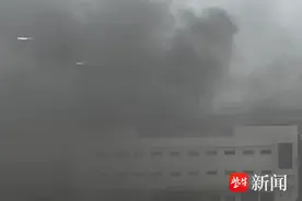 突发！南京江宁一企业库房失火，正在扑救中，暂无人员伤亡图片