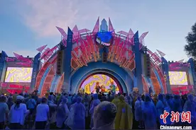 北京环球度假区迎暑期亲子游高峰期图片