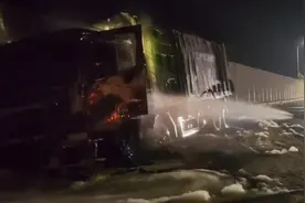 货车发生交通事故致油箱着火 北京大兴消防及时扑救图片