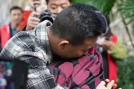 失散37年终团聚！81岁母亲抱着儿子自责：“妈妈对不起你，把你弄丢了！”图片