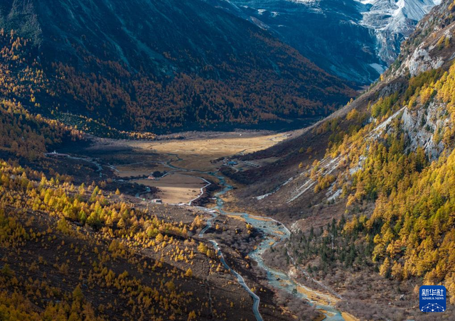 美丽中国丨穿越冰峰 遇见稻城亚丁