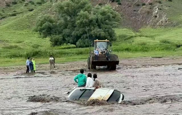 内蒙古包头民警5小时救助8名落水者