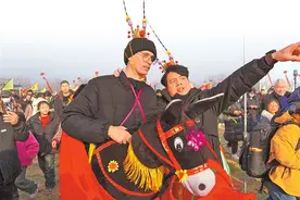 新春走基层丨外国友人玩转中国曲艺“派对”图片