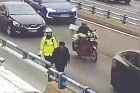 想女儿！重庆七旬父亲独自乘车进城……图片