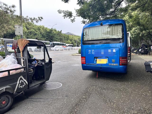 乱！公园设免费停车场，旅游大巴为何还占路停车上下客？