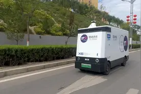 无人快递车亮相陕西神木街头 智能转运开启物流新篇图片
