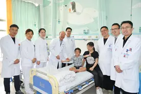 美国男孩跨越万里求医路，临沂妙手巧圆足球梦图片