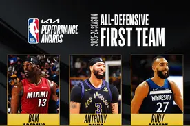 这也是一种对称🤣？一防四个中锋入选 二防四个后卫入选图片