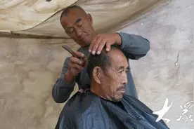 古城大集剃头匠，一把剃刀一辈子图片