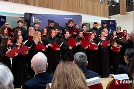 英国学生齐唱《我爱你中国》 驻英大使竖大拇指图片