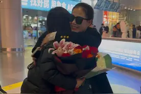 跨越32年的拥抱！河北女孩来湘寻亲成功，将在生日当天与父母团圆图片