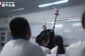一节课获赞220万！“90后”物理老师变身“魔法师”！老师的这些“超能力”太赞了！图片