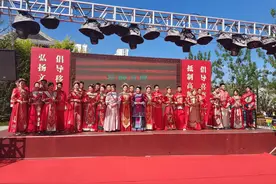 古典极简风 菏泽牡丹区为12对新人举行集体婚礼图片