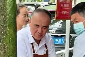 五一期间重庆扯面大爷因表情被关注，回应：现在手都是肿的图片