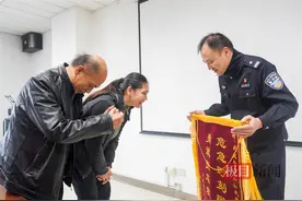 获救司机和妻子向“灰车侠”送锦旗致谢，他们表示“想让孩子报考警察岗位”图片