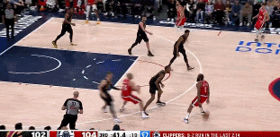 太帅啦😎！哈登变向回拉晃飞莫布里上篮轻松打进 双手抱头庆祝图片