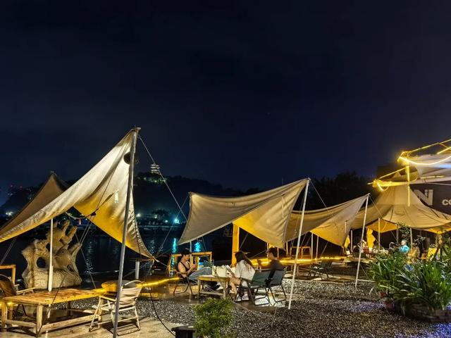 从夕阳西沉到夜幕降临，海风正把防城港这些沙滩酒吧的故事吹向你~